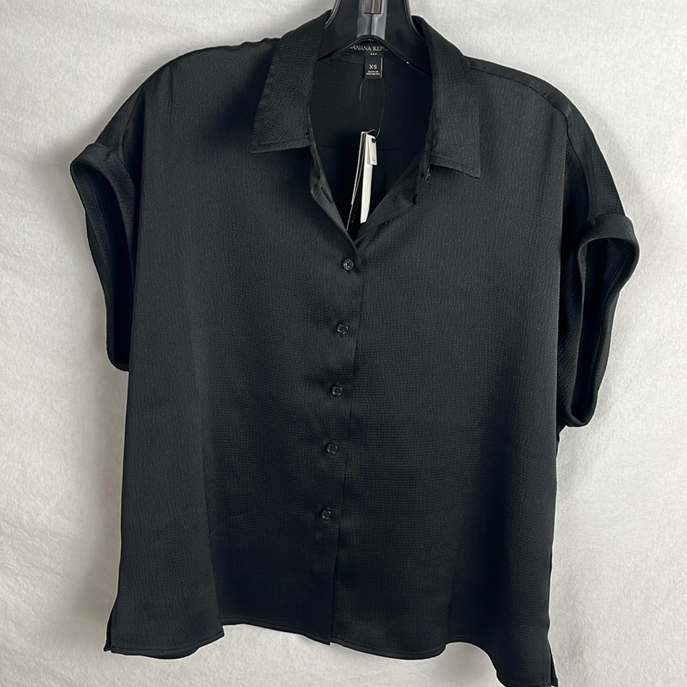 Banana Republic xs nwt satin like shirt